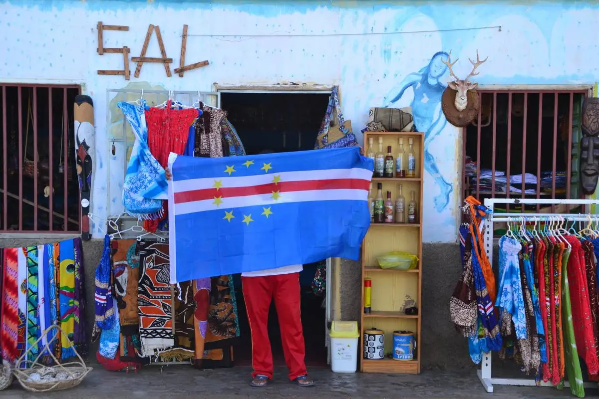 souvenirwinkel met vlag kaapverdie
