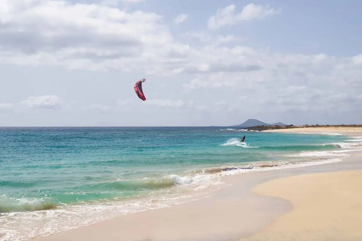 strand met kitesurfer kaapverdie 